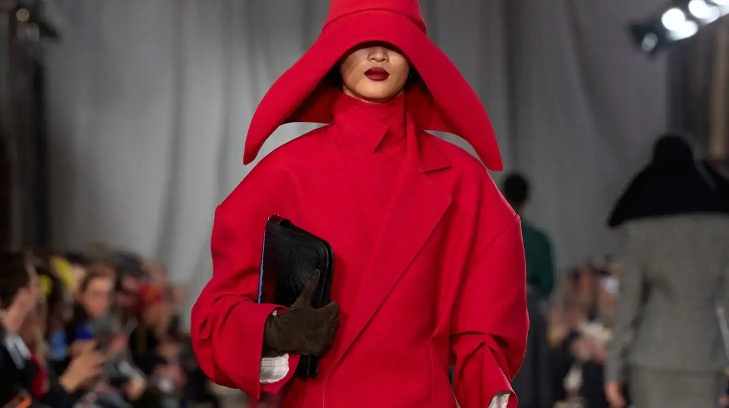 modamour ricerca visiva moda sfilata look rosso runway, archivio immagini fashion e analisi visiva per trend forecasting e design