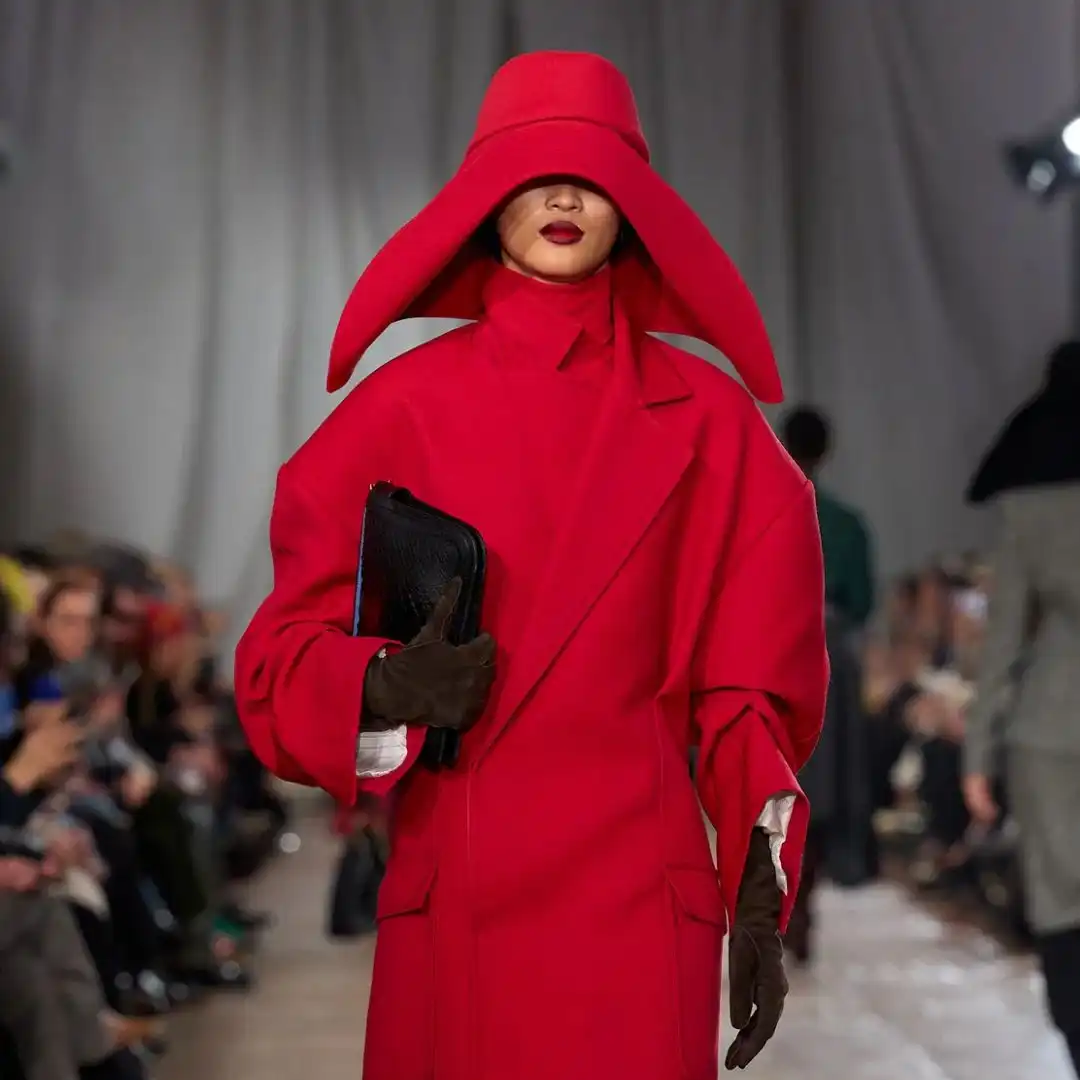 modamour ricerca visiva moda sfilata look rosso runway, archivio immagini fashion e analisi visiva per trend forecasting e design